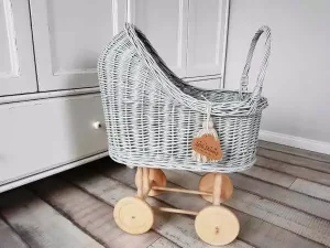 Grijze rieten poppenwagen