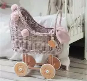 Roze poppenwagen